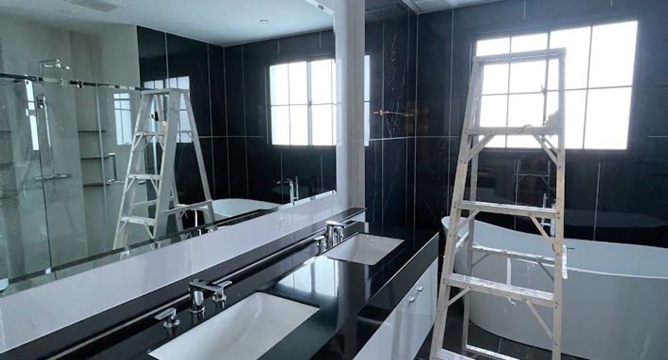 For sale 4 bedrooms house in Thawi Watthana, Bangkok