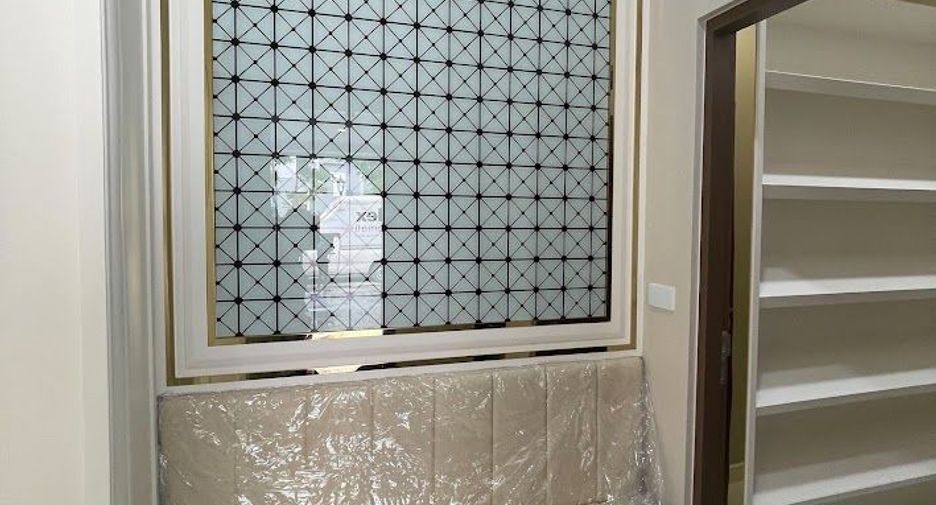 For sale 4 bedrooms house in Thawi Watthana, Bangkok