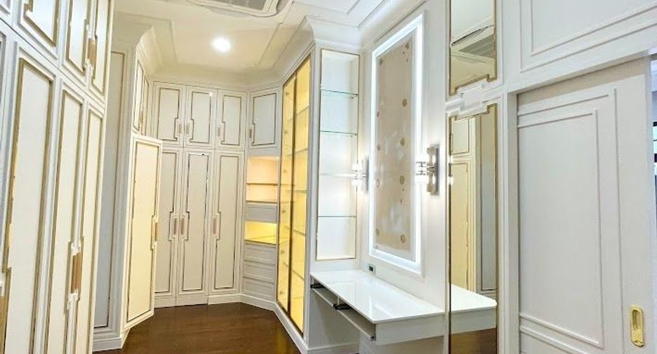 For sale 4 bedrooms house in Thawi Watthana, Bangkok