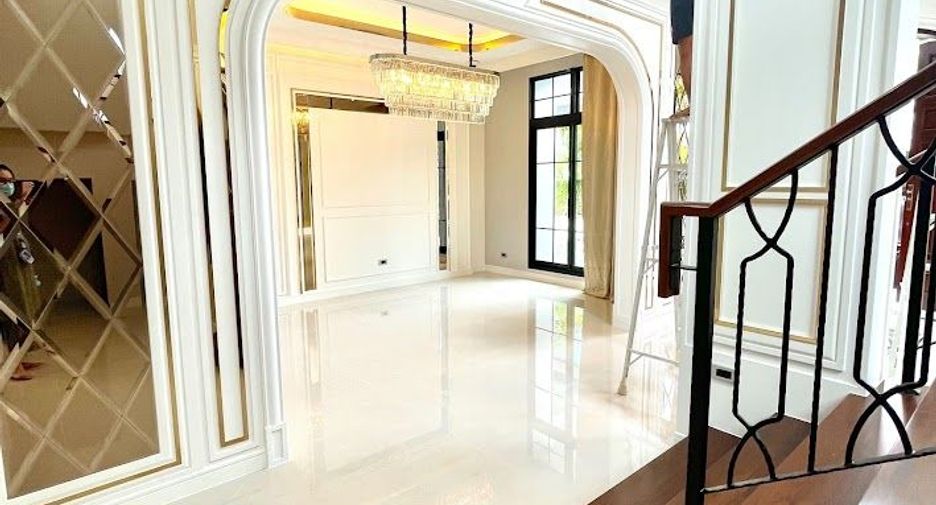 For sale 4 bedrooms house in Thawi Watthana, Bangkok