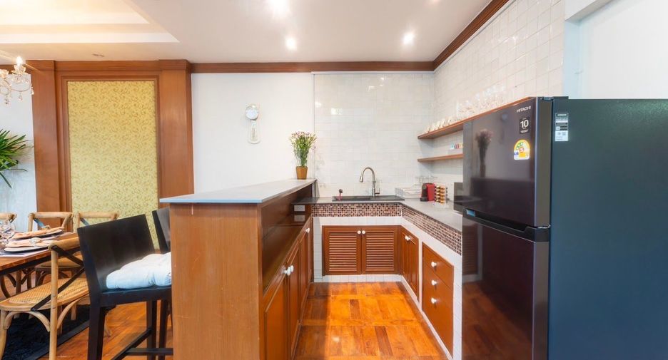 For rent and for sale 4 bedrooms townhouse in Watthana, Bangkok