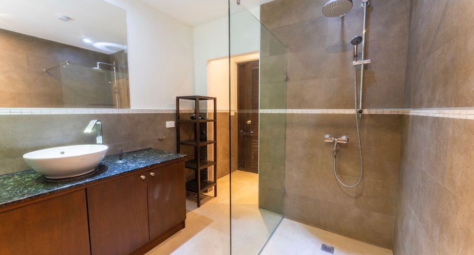For rent and for sale 4 bedrooms townhouse in Watthana, Bangkok