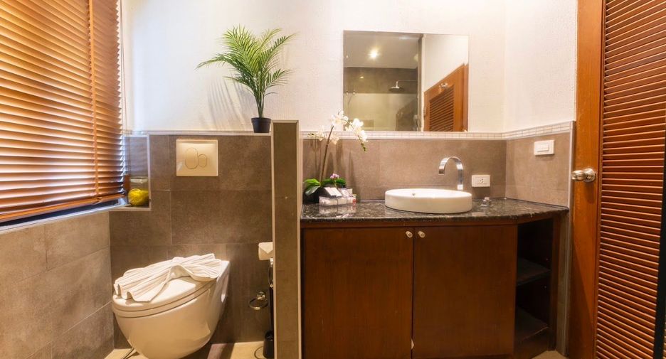 For rent and for sale 4 bedrooms townhouse in Watthana, Bangkok