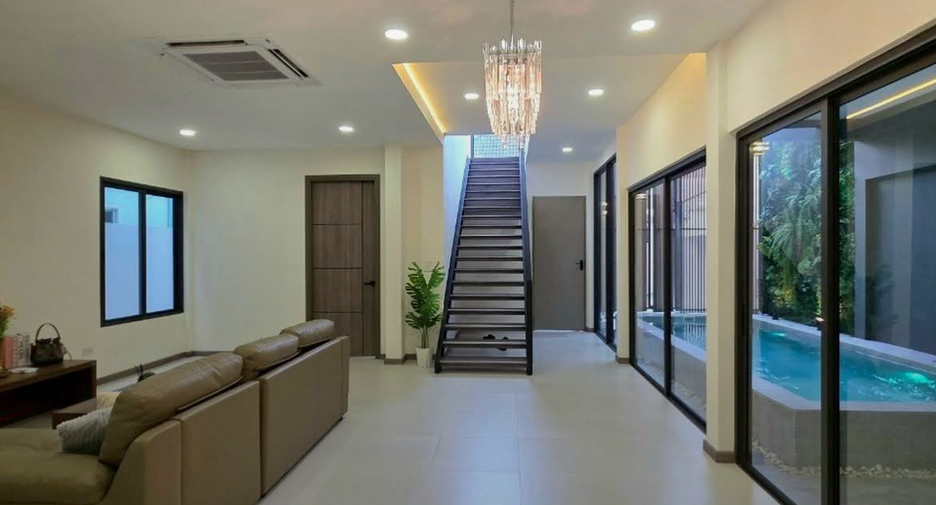 For rent 3 bedrooms house in Phra Khanong, Bangkok