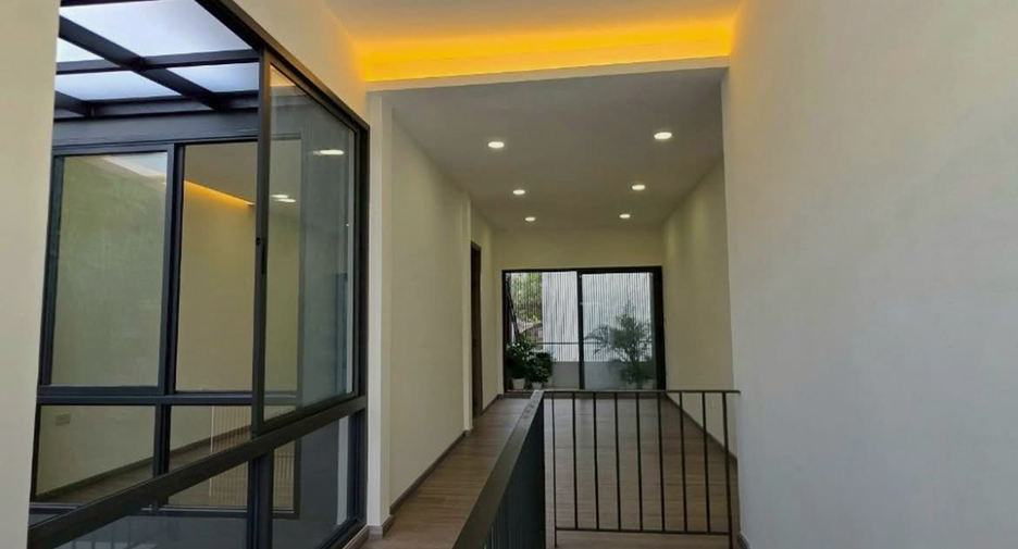For rent 3 bedrooms house in Phra Khanong, Bangkok