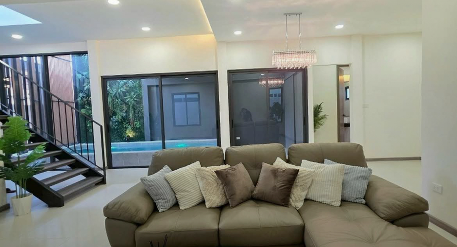 For rent 3 bedrooms house in Phra Khanong, Bangkok