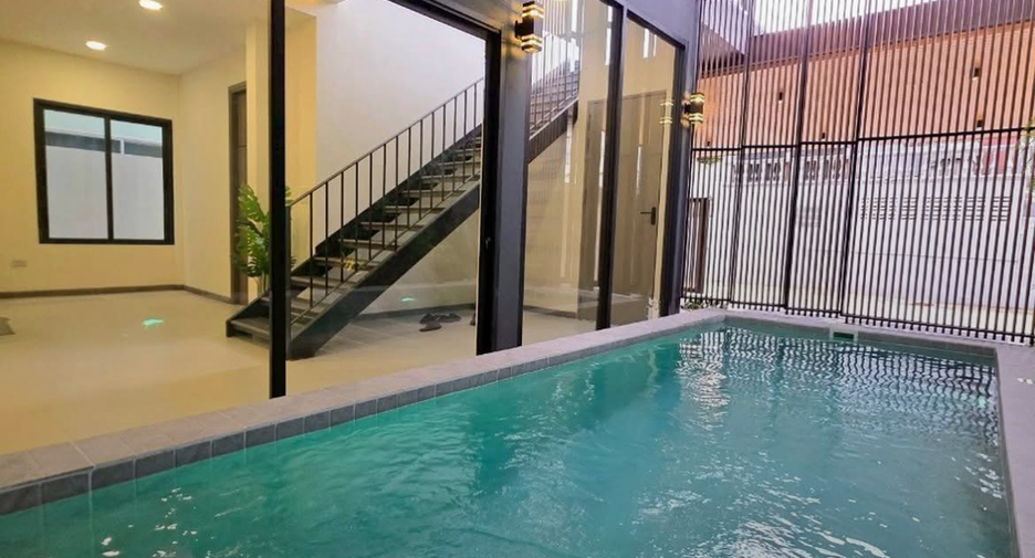 For rent 3 bedrooms house in Phra Khanong, Bangkok