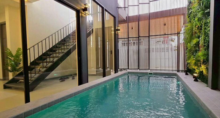 For rent 3 bedrooms house in Phra Khanong, Bangkok