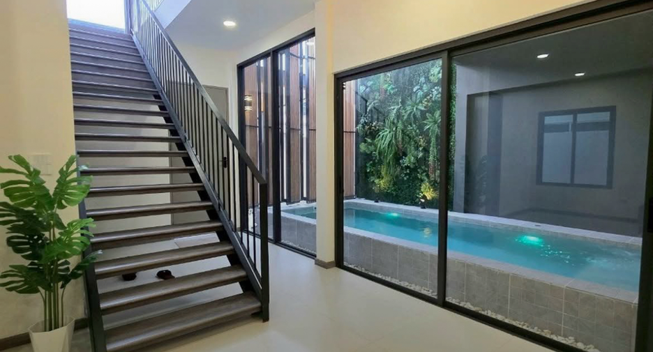 For rent 3 bedrooms house in Phra Khanong, Bangkok