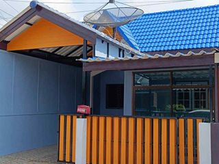 À vendre 3 chambres maison de ville à Si Racha, Chonburi
