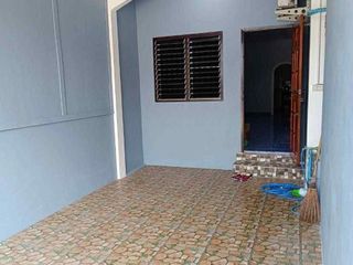 À vendre 3 chambres maison de ville à Si Racha, Chonburi