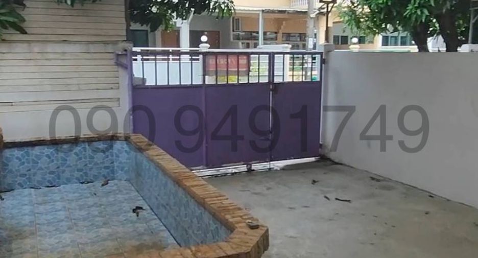 For rent 2 bedrooms townhouse in Bang Na, Bangkok