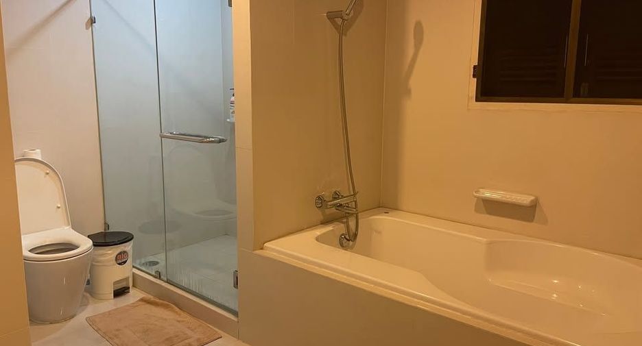 For rent 2 bedrooms condo in Huai Khwang, Bangkok