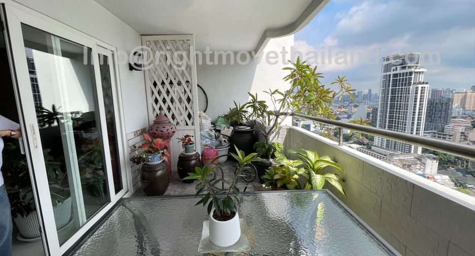 For sale 3 bedrooms condo in Watthana, Bangkok