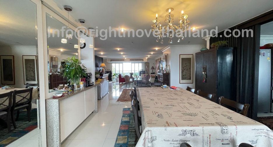 For sale 3 bedrooms condo in Watthana, Bangkok