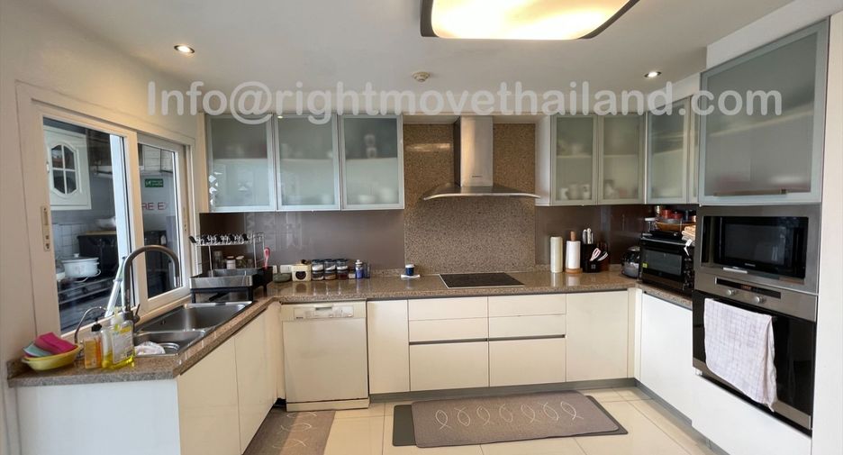 For sale 3 bedrooms condo in Watthana, Bangkok