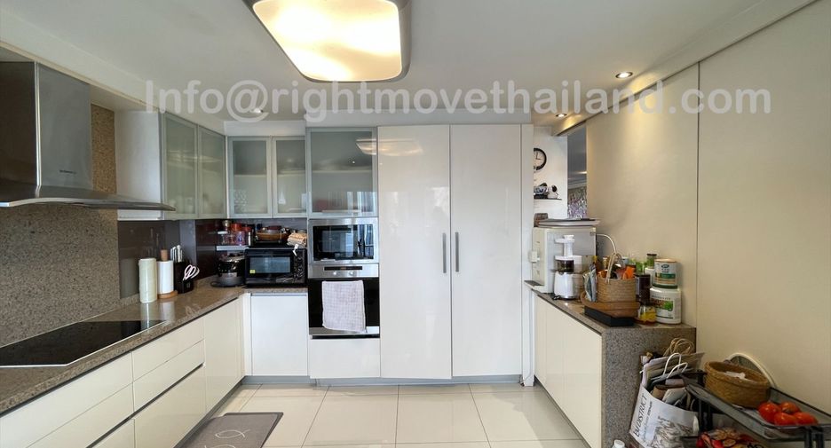For sale 3 bedrooms condo in Watthana, Bangkok