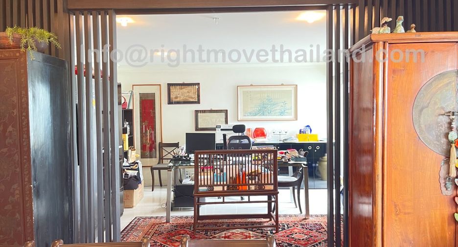 For sale 3 bedrooms condo in Watthana, Bangkok