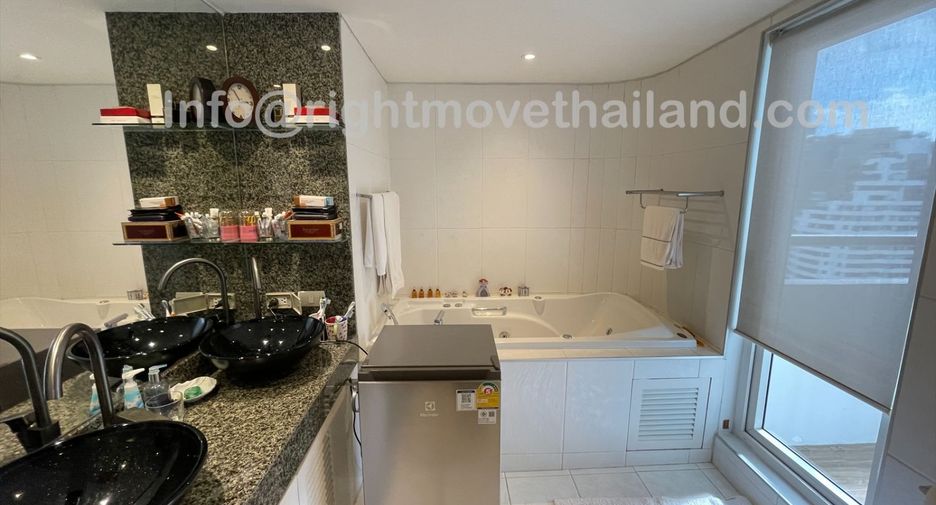 For sale 3 bedrooms condo in Watthana, Bangkok