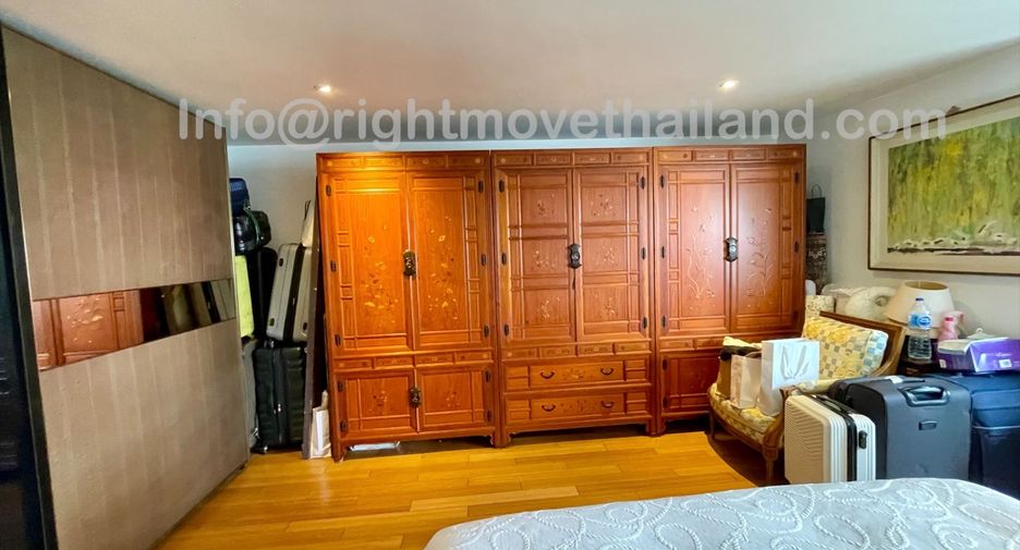 For sale 3 bedrooms condo in Watthana, Bangkok
