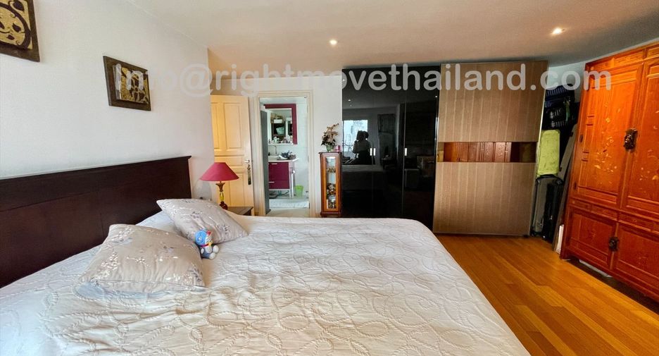 For sale 3 bedrooms condo in Watthana, Bangkok