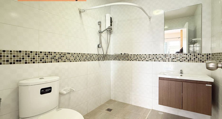 For sale 4 bedrooms townhouse in Suan Luang, Bangkok