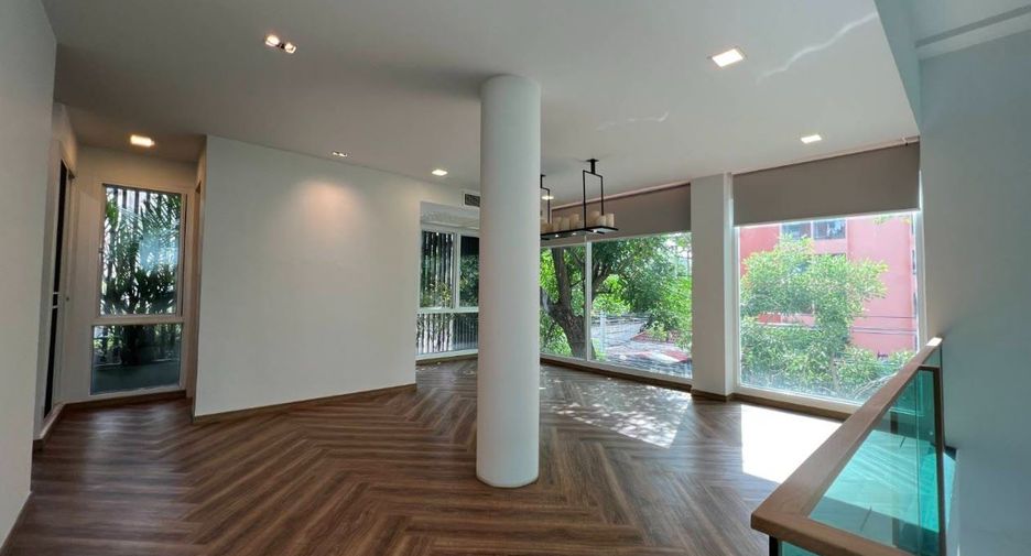 Haus zum Kauf mit 3 Zimmer in Watthana, Bangkok