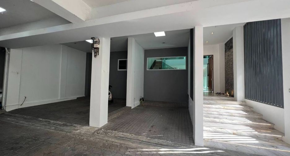 Haus zum Kauf mit 3 Zimmer in Watthana, Bangkok