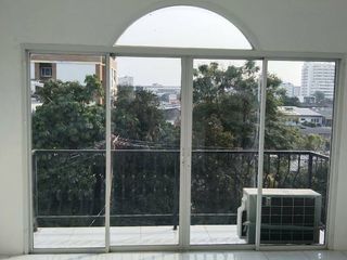 For sale 3 bedrooms townhouse in Huai Khwang, Bangkok