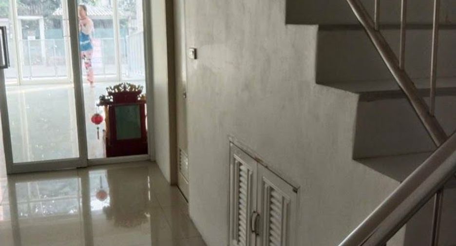 For sale 3 bedrooms townhouse in Huai Khwang, Bangkok