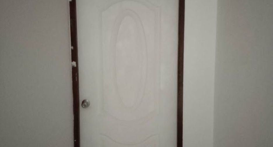 For sale 3 bedrooms townhouse in Huai Khwang, Bangkok