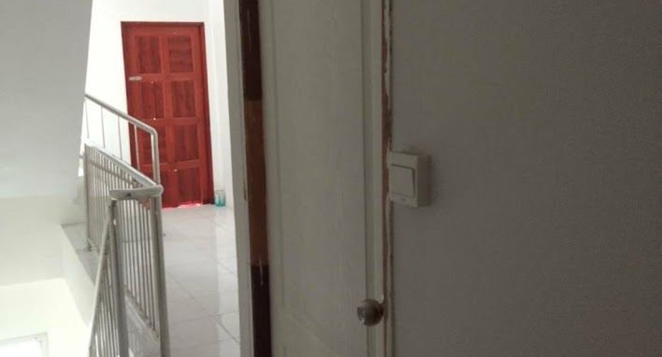 For sale 3 bedrooms townhouse in Huai Khwang, Bangkok