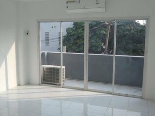 For sale 3 bedrooms townhouse in Huai Khwang, Bangkok