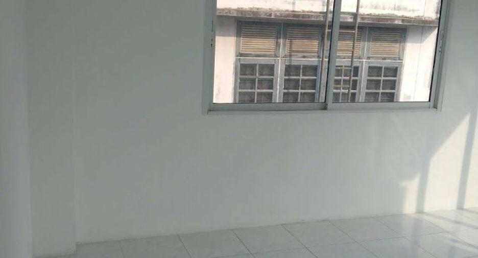 For sale 3 bedrooms townhouse in Huai Khwang, Bangkok