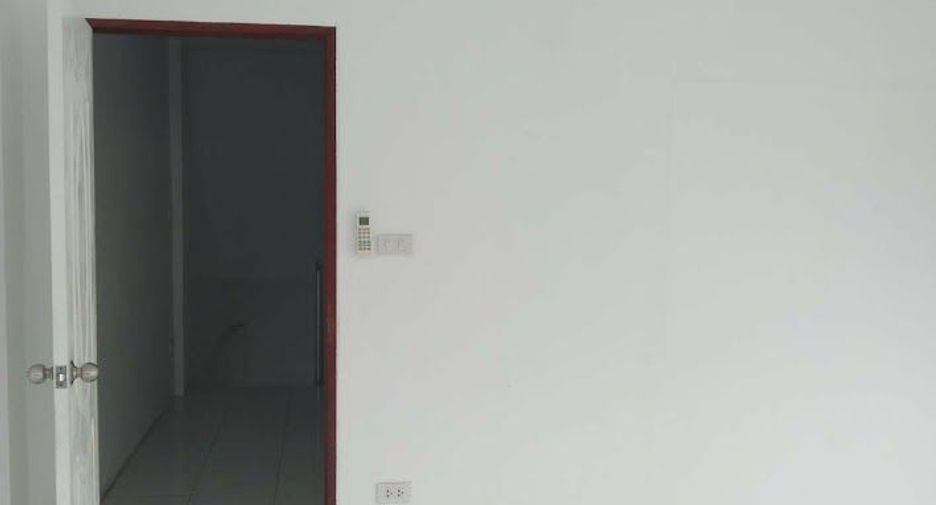 For sale 3 bedrooms townhouse in Huai Khwang, Bangkok