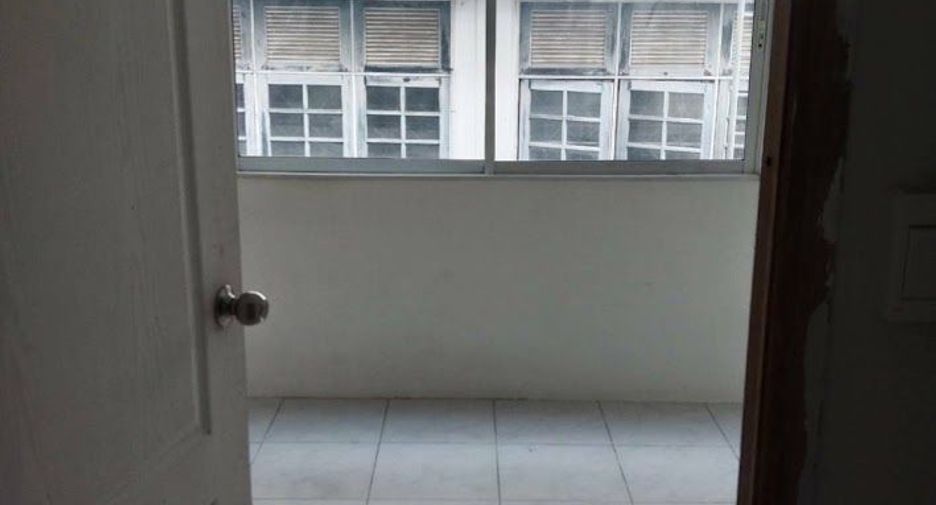 For sale 3 bedrooms townhouse in Huai Khwang, Bangkok
