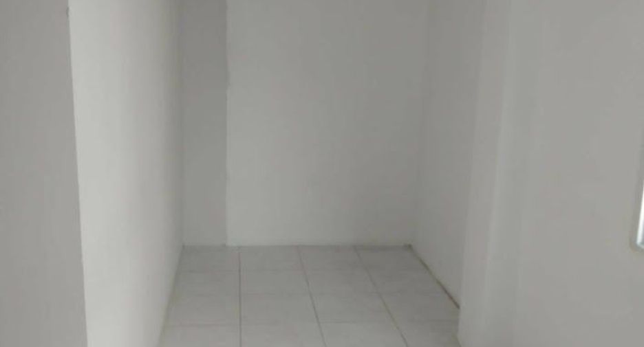 For sale 3 bedrooms townhouse in Huai Khwang, Bangkok