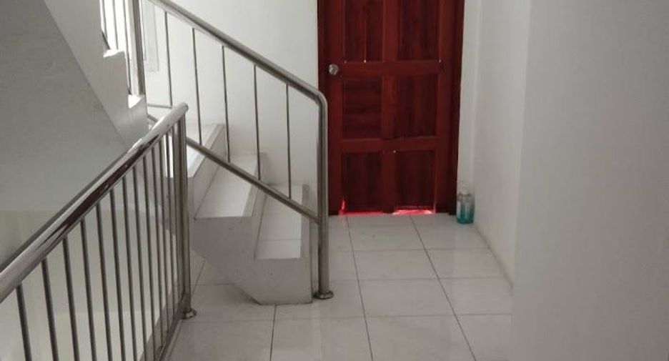 For sale 3 bedrooms townhouse in Huai Khwang, Bangkok