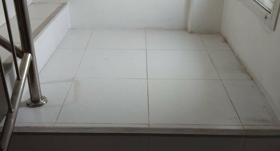 For sale 3 bedrooms townhouse in Huai Khwang, Bangkok