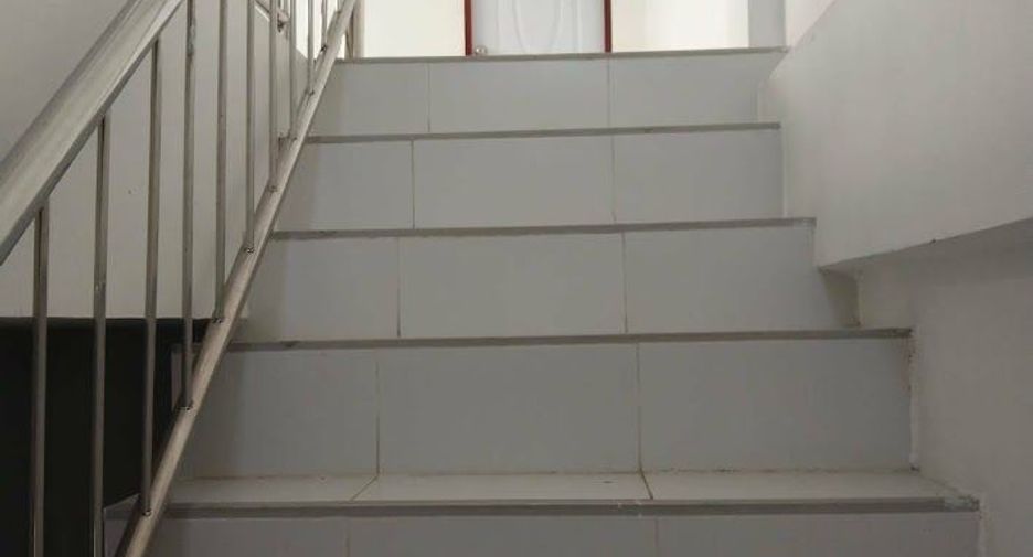 For sale 3 bedrooms townhouse in Huai Khwang, Bangkok