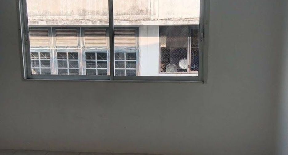 For sale 3 bedrooms townhouse in Huai Khwang, Bangkok