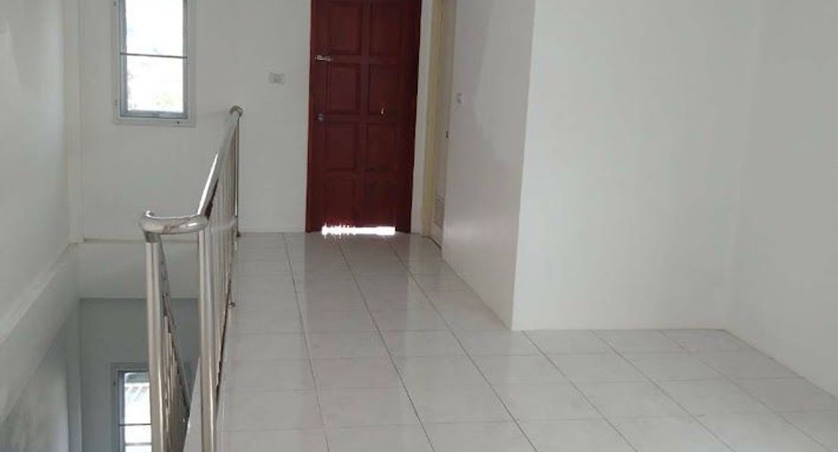 For sale 3 bedrooms townhouse in Huai Khwang, Bangkok