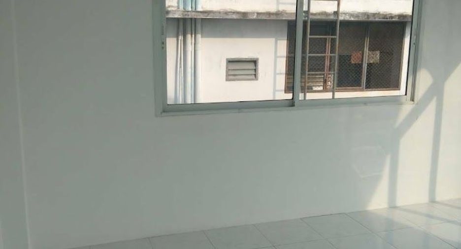 For sale 3 bedrooms townhouse in Huai Khwang, Bangkok