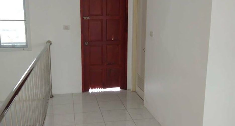 For sale 3 bedrooms townhouse in Huai Khwang, Bangkok