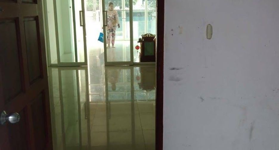 For sale 3 bedrooms townhouse in Huai Khwang, Bangkok