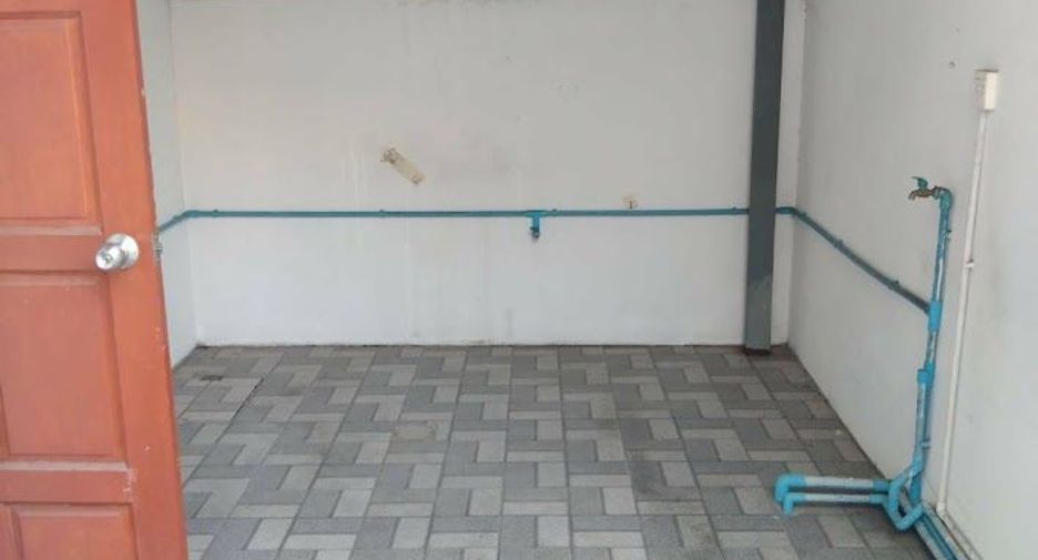 For sale 3 bedrooms townhouse in Huai Khwang, Bangkok