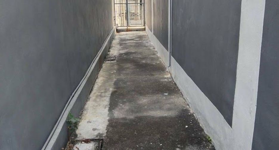 For sale 3 bedrooms townhouse in Huai Khwang, Bangkok