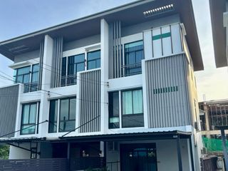 Casa adosada en alquiler y en venta de 4 habitaciones en Chatuchak, Bangkok