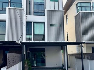 Casa adosada en alquiler y en venta de 4 habitaciones en Chatuchak, Bangkok