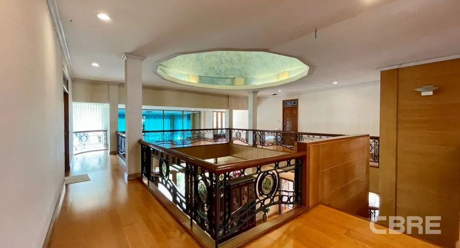 Casa en venta de 7 habitaciones en Khlong Toei, Bangkok